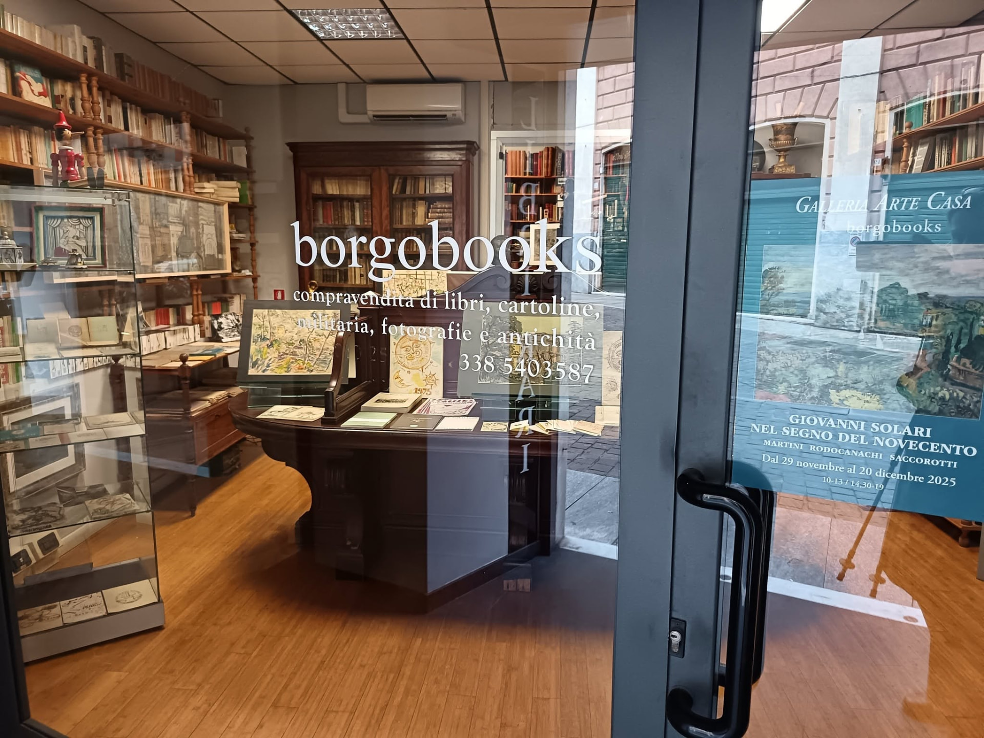 Ingresso di BorgoBooks, Piazza della Meridiana, Genova